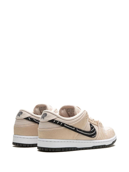 Nike Dunk Low „Albínó és Preto – Dzsúdzsucu”